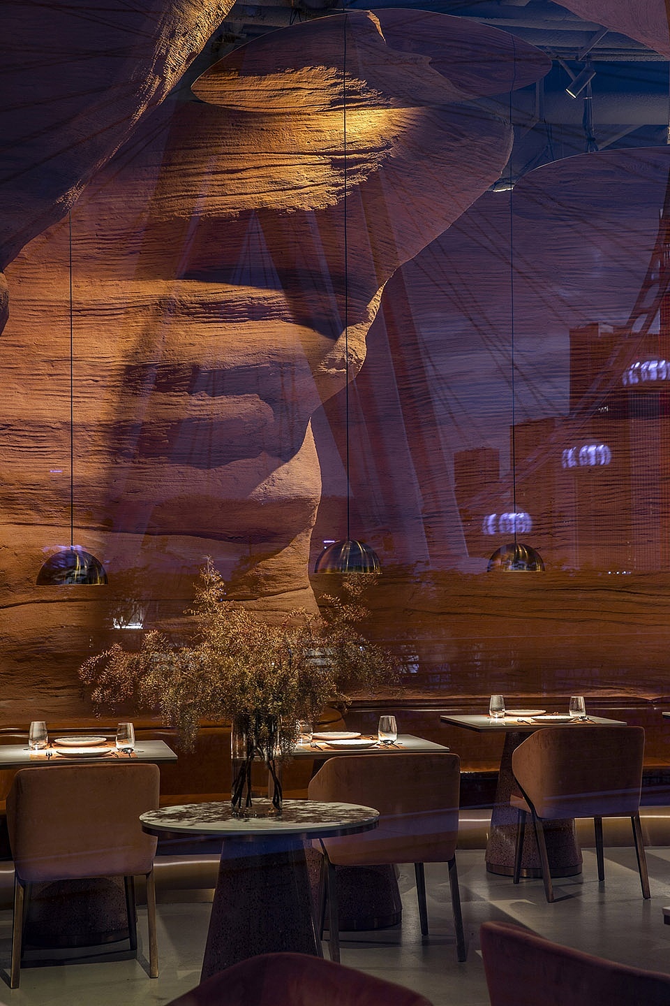 透过玻璃向内看，view through the transparent facade © 金伟琦