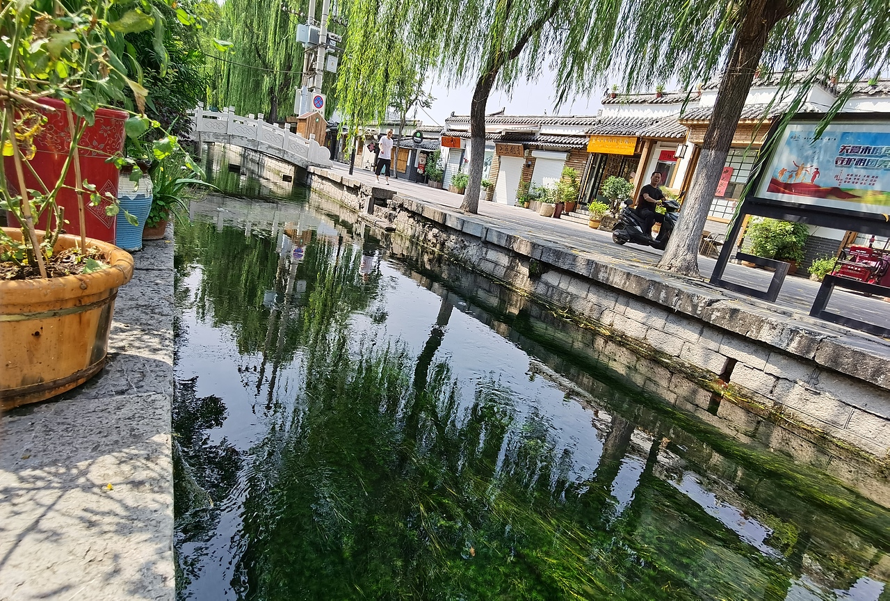 济南曲水亭街小桥流水清澈泉水