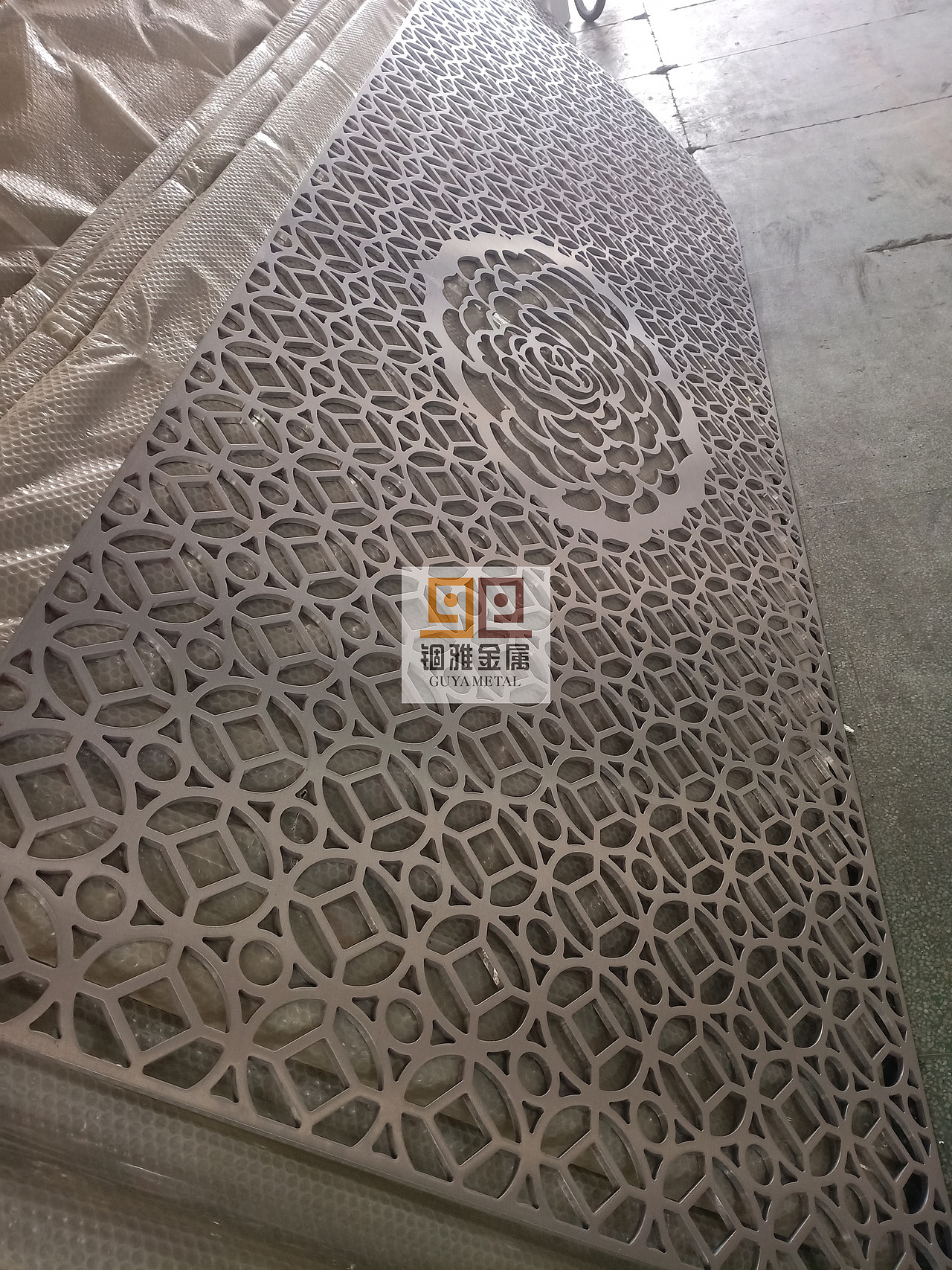 原铝艺银色封油实心铝板雕刻花格屏风装饰厂家定制