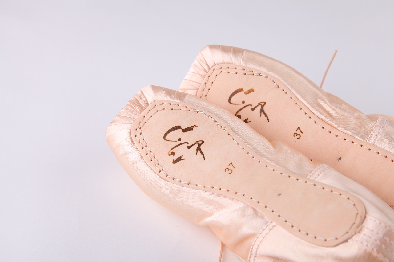 舞蹈鞋13（图ZOTg2Nzk5NTI=） - 产品摄影 - 站酷设计师常思己过1992原创素材 - 站酷ZCOOL