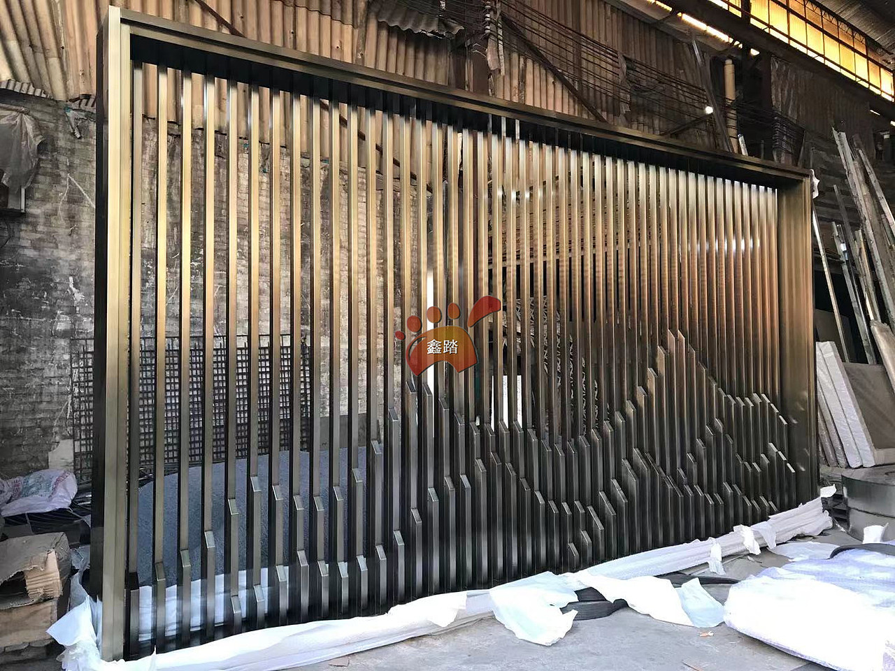 仿山峦造型做旧古铜不锈钢屏风——特色背景墙TOP1
