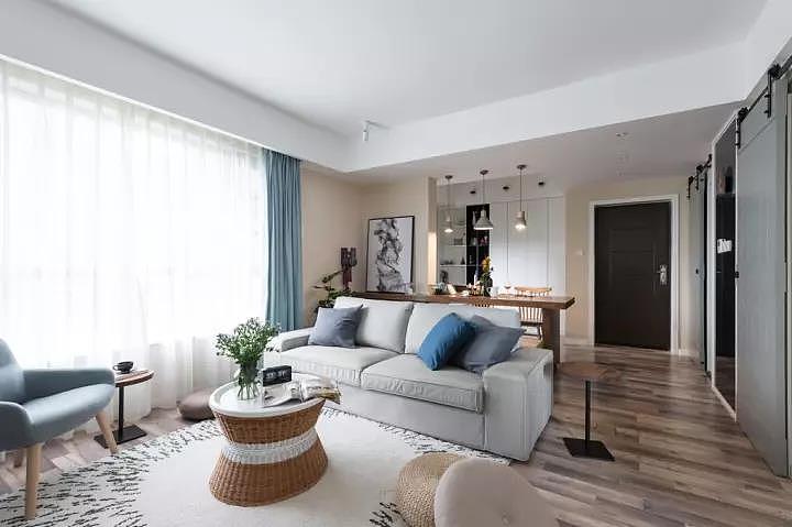 藕粉色真的很好看,小户型把书房和餐厅结合起来也实用