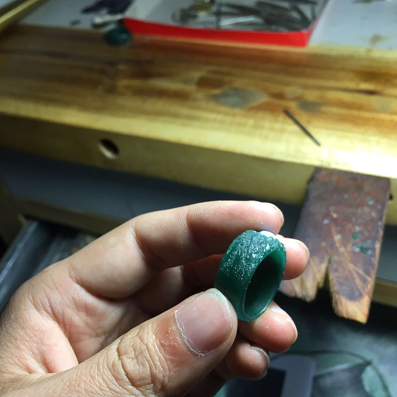 刻刀不厌其烦削削补补，工艺不辅助也没有什么难度，只为找到那种感觉