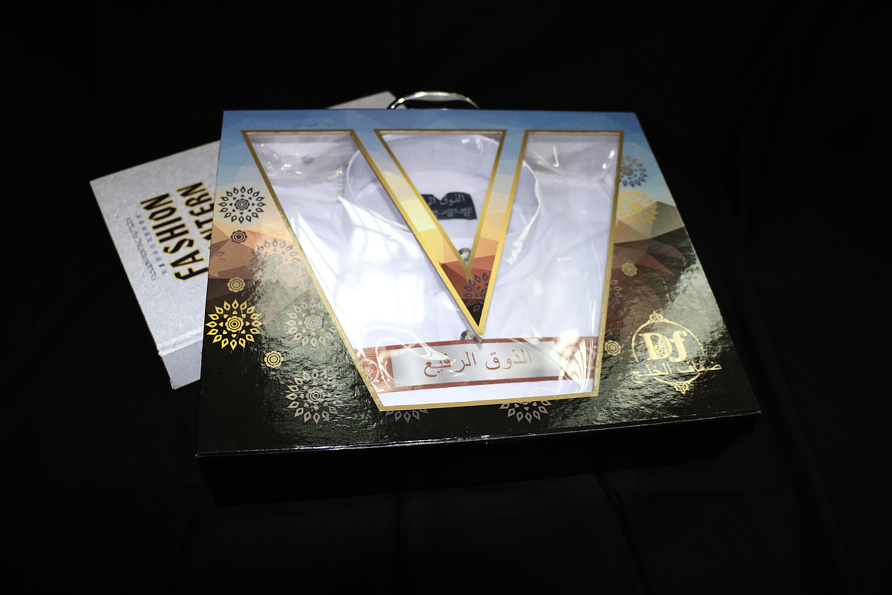 PVC开窗手提盒，开窗设计可以直接使客户看清衣服的尺码，无须拆开包装；