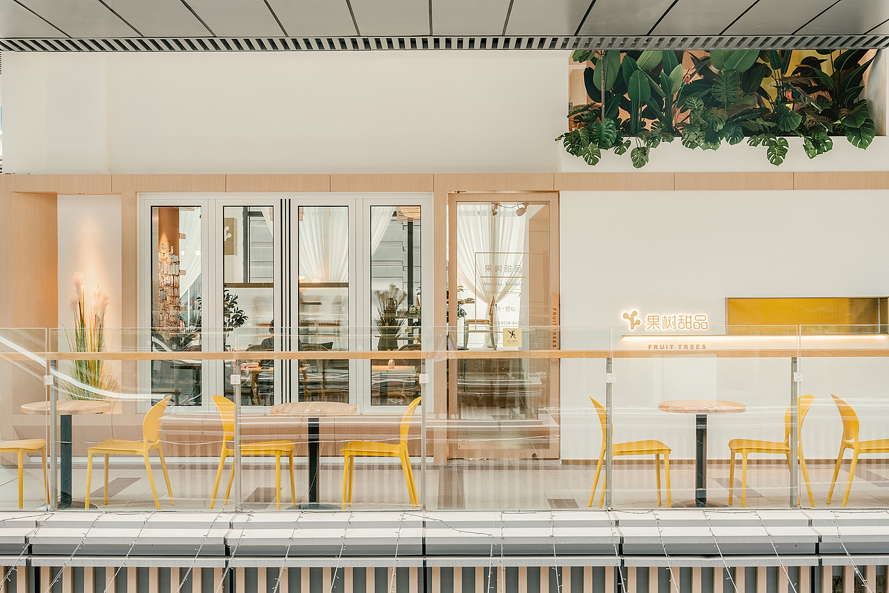 关于新店的设计构想,因为两位主理人对待开店的态度非常认真且专业度极高,我们的交流也变得开门见山。他们期望打造的是:一间能承载“匠心”、契合内心真实想法的甜品店,给更多的客人提供能享受美味的场所。
<br>于是,我们一方面在更大的环境中去找到同类型优秀案例,结合果树甜品的现状以及发展趋势,做了全面的综合定位分析;一方面,从主理人所坚持的:自律、健康的生活理念出发,为它勾勒出来这样的空间轮廓:<br><br>一个能突出店内所提供的产品本身魅力的空间;<br>一个能让顾客放松下来,清净安心地享受甜品的空间;<br>一个能自然地将顾客请进来,并留下的空间。<br><br>店铺作为人流来往也相对集中的场所,也是能够感受到人们心情的空间,因此,对于这样本就生长于社区的小店,我们认为无论是对经营者还是顾客来说,应该看重或突出的是一种“人情味”。