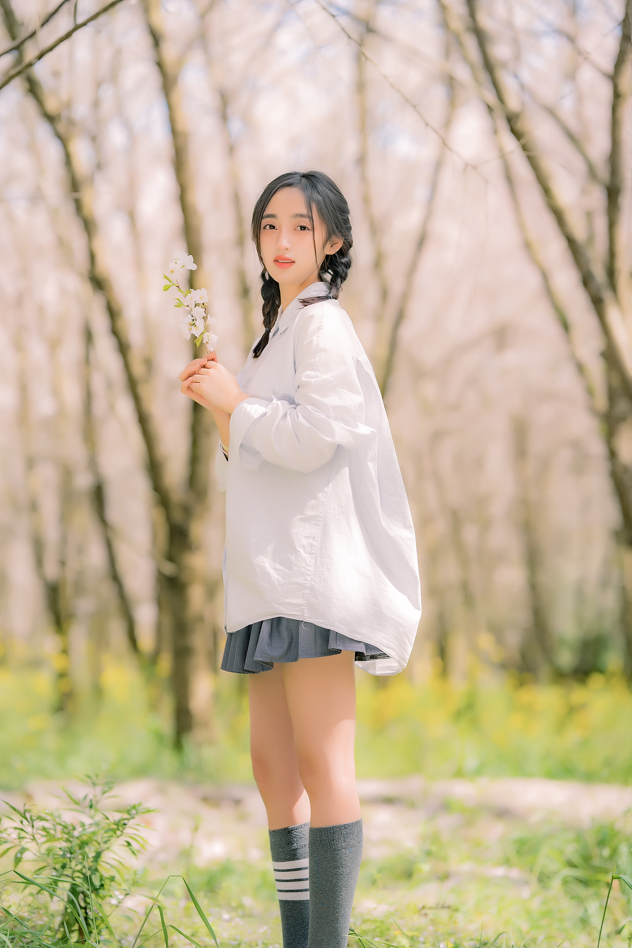 站在樱花下的少女