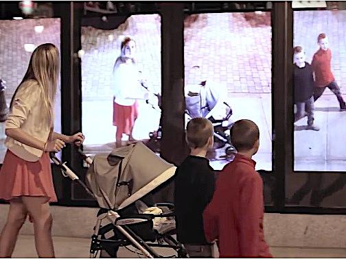 走在魔术节的魔幻大街，行人感觉是崩溃的