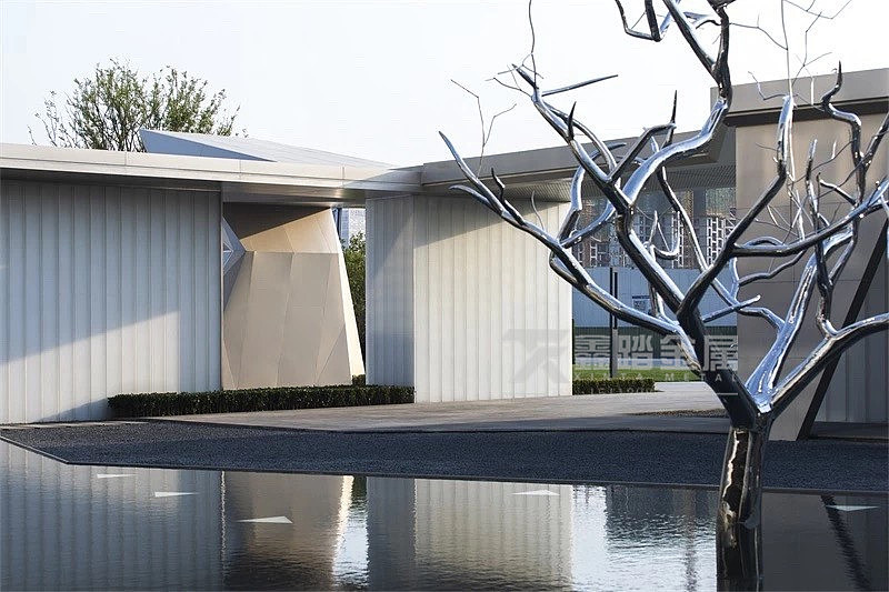 不锈钢树枝雕塑图、镜面与拉丝饰面在景观装饰各展千秋