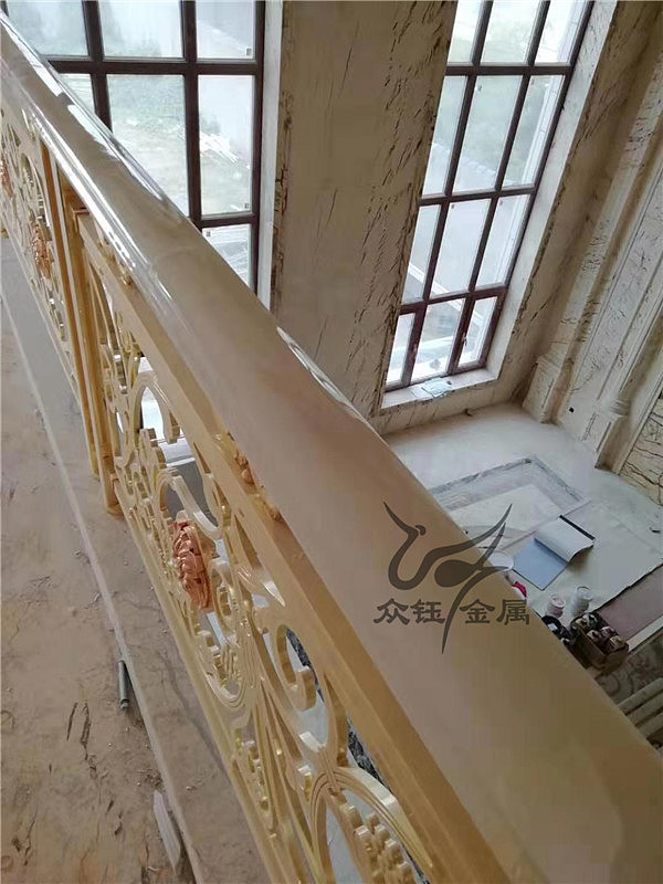 金色铝艺雕花搭配白玉扶手 高大上