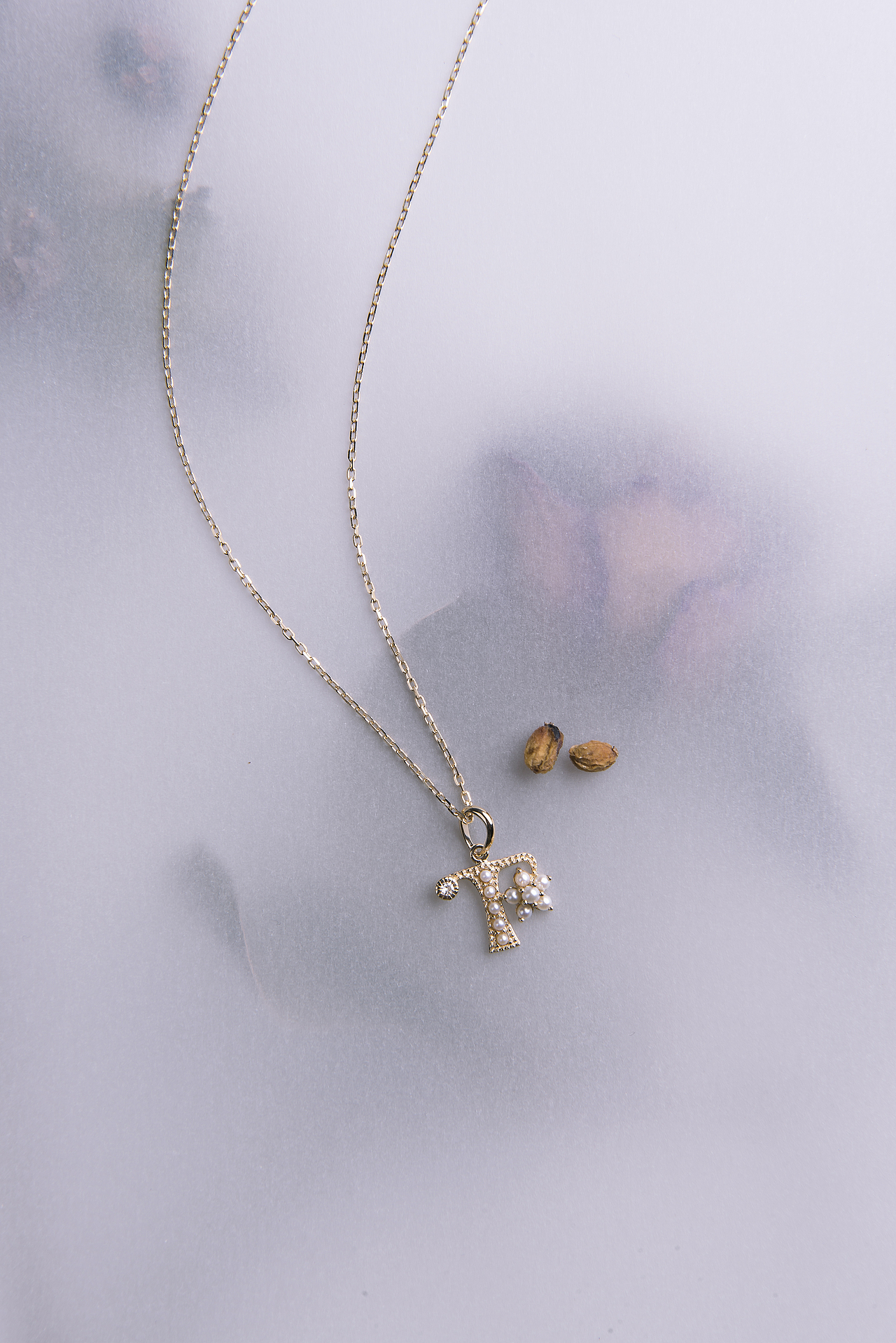 带珍珠的字母项链（图ZMTYxNzY5NDY4） - 产品摄影 - 站酷设计师Dim750原创素材 - 站酷ZCOOL