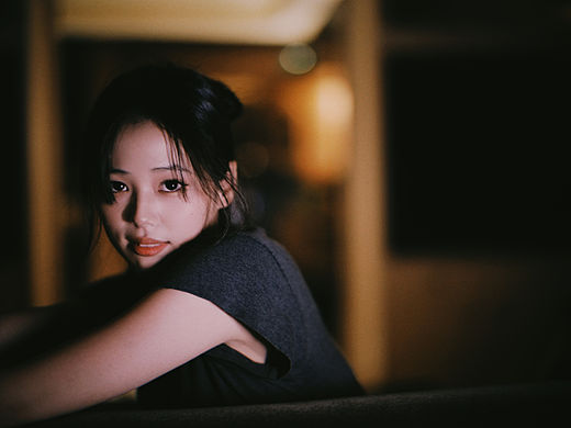 不爱穿衣服。