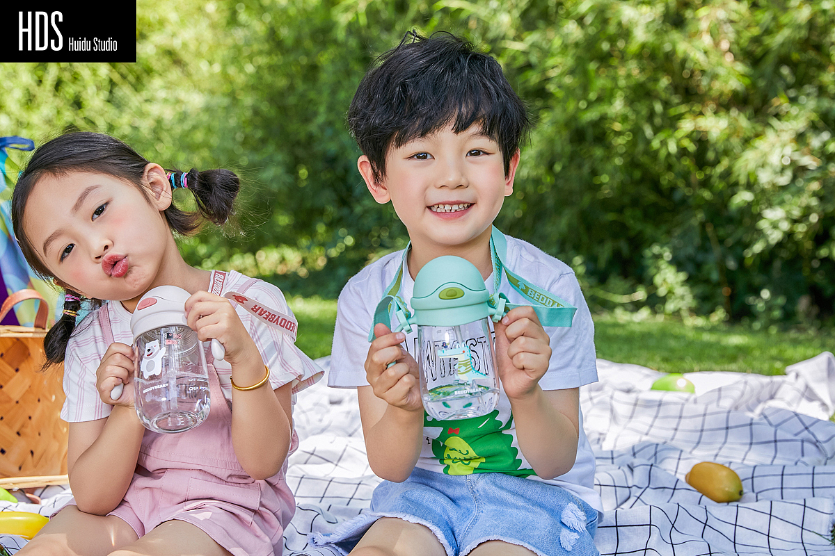 儿童水壶外景模特拍摄（图ZMTYxNDE4OTM2） - 人像摄影 - 站酷设计师HDS灰度电商原创素材 - 站酷ZCOOL