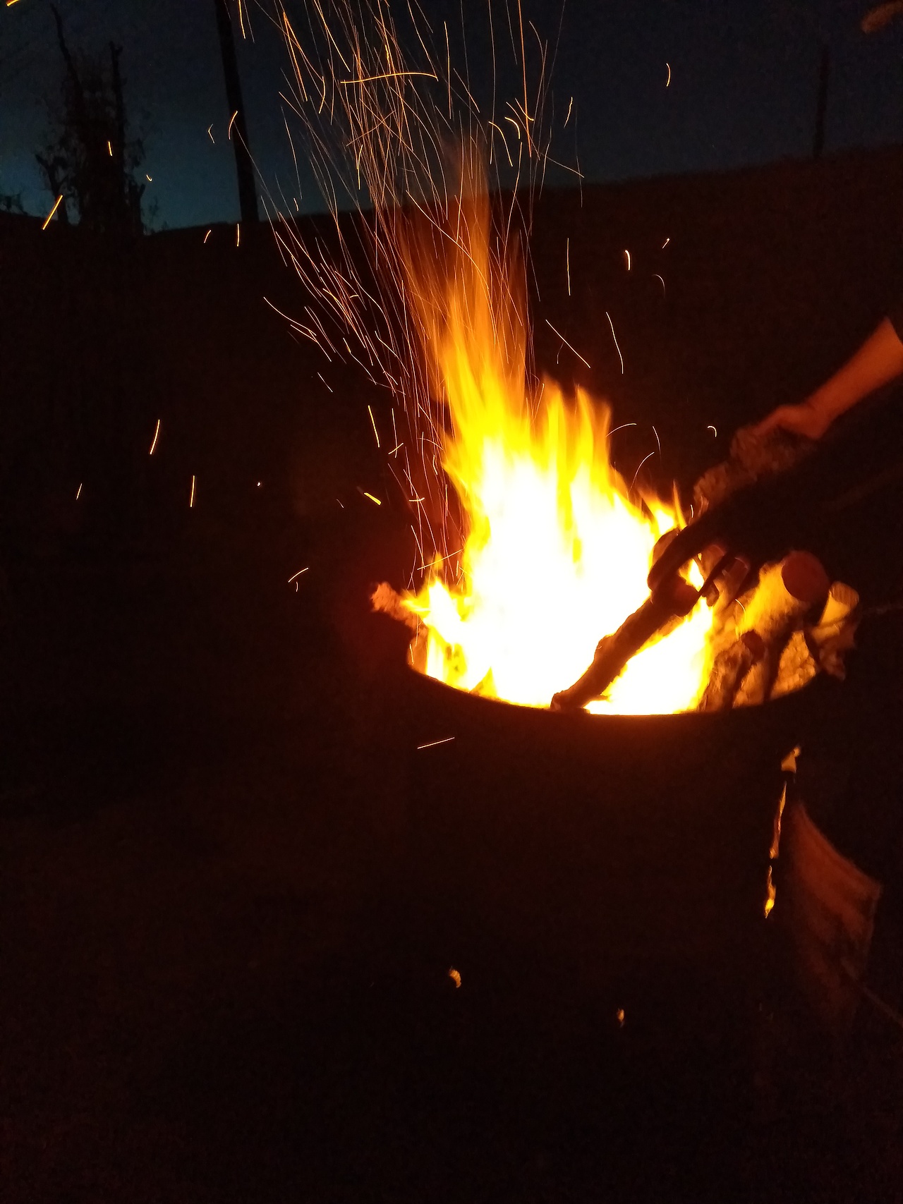 春天晚上坐在篝火边吃烤肉