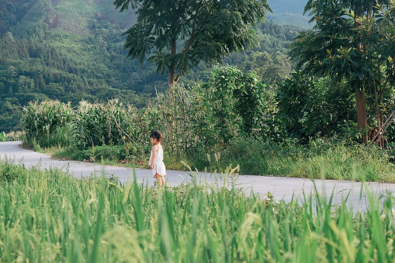 她好像在看着另一个时代，在老家的田园生活（图ZMzQ1NDc0MzEy） - 人像摄影 - 站酷设计师陳丫丫原创素材 - 站酷ZCOOL