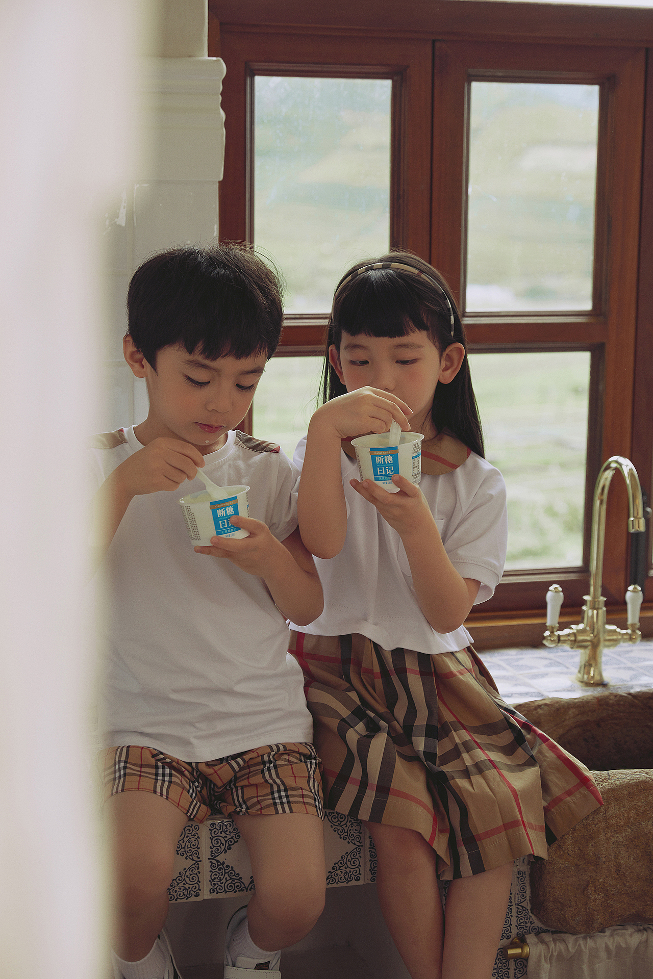 ClassyKiss卡士酸奶｜2021线下广告拍摄（图ZMjc5NDM4NzQ0） - 人像摄影 - 站酷设计师WaiTinG0417原创素材 - 站酷ZCOOL