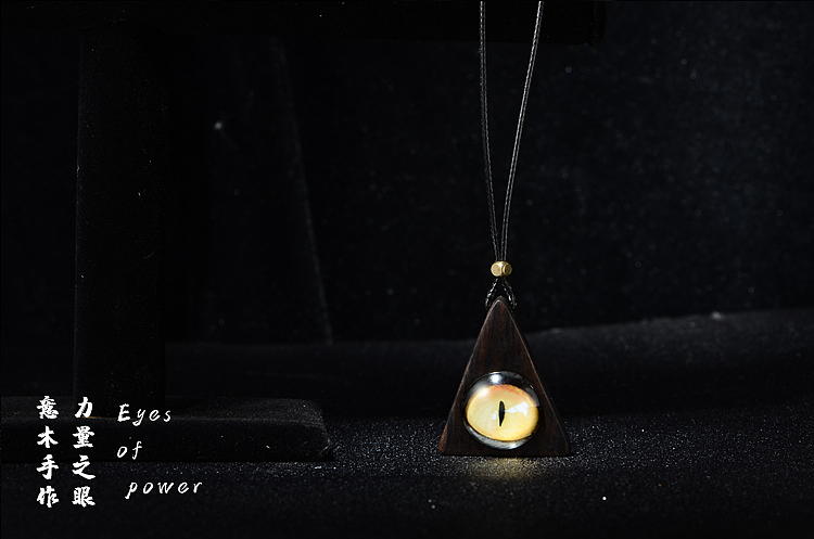 三角形有着无限的能量，和延展性，汇聚中间的眼睛就是力量之源，三个圆点体现了汇集与分散演变。