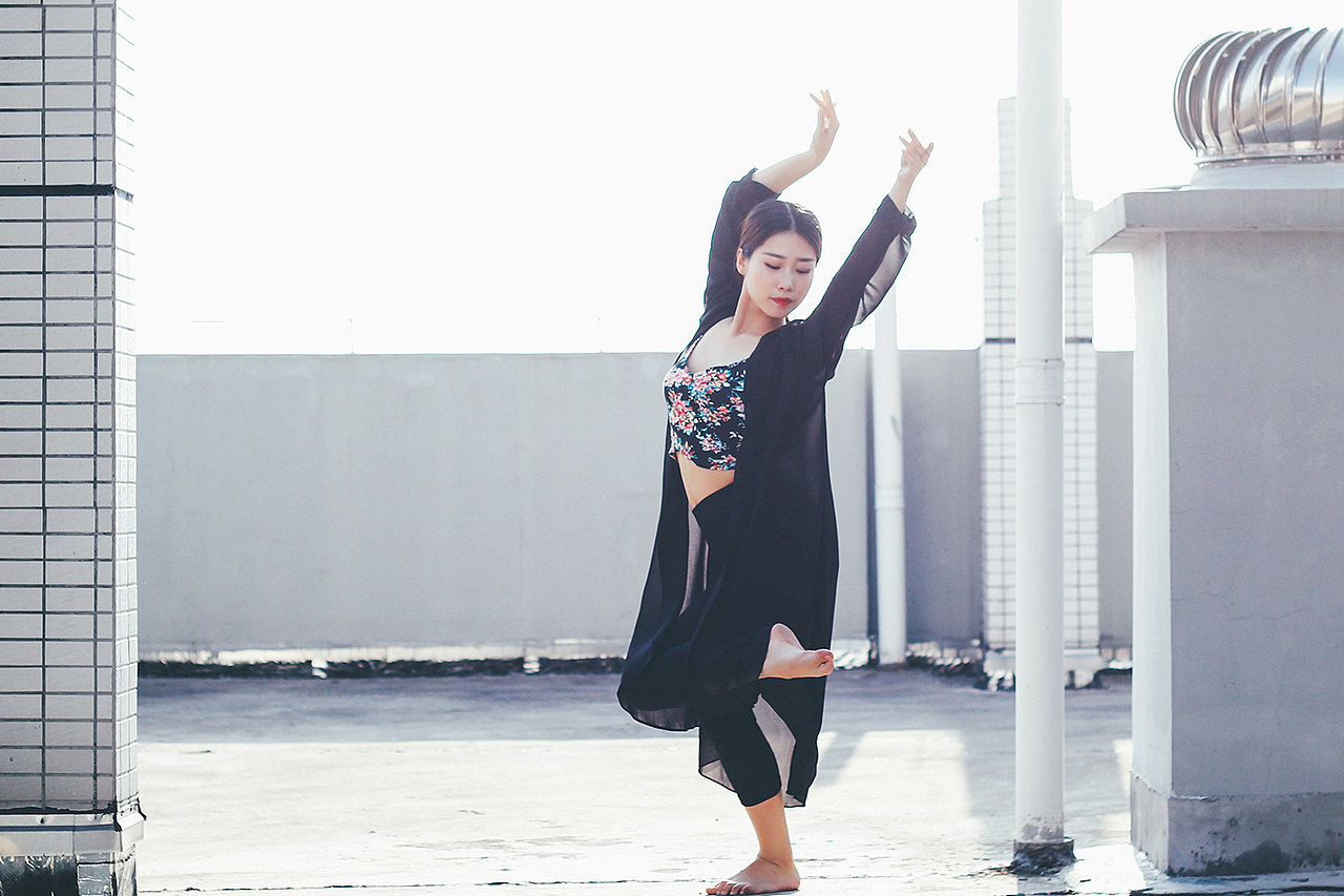 想和你在星空下跳舞，直到天边都亮起来。