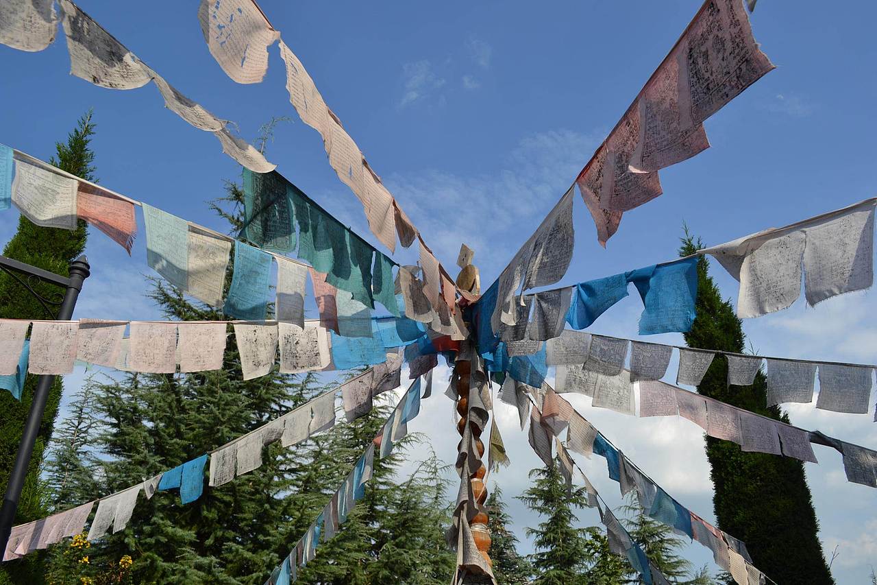 昆明蓝蓝的天空总是感觉很高、很宽，在彩色的缎旗下祈祷，不知道梦想能否实现。