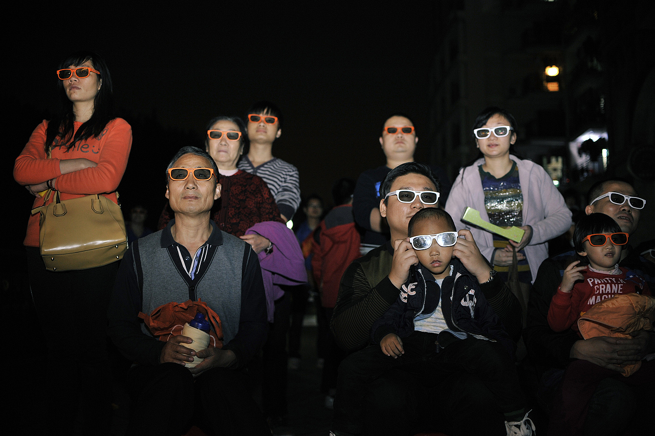 摄影师历时四年拍下“中国式围观”