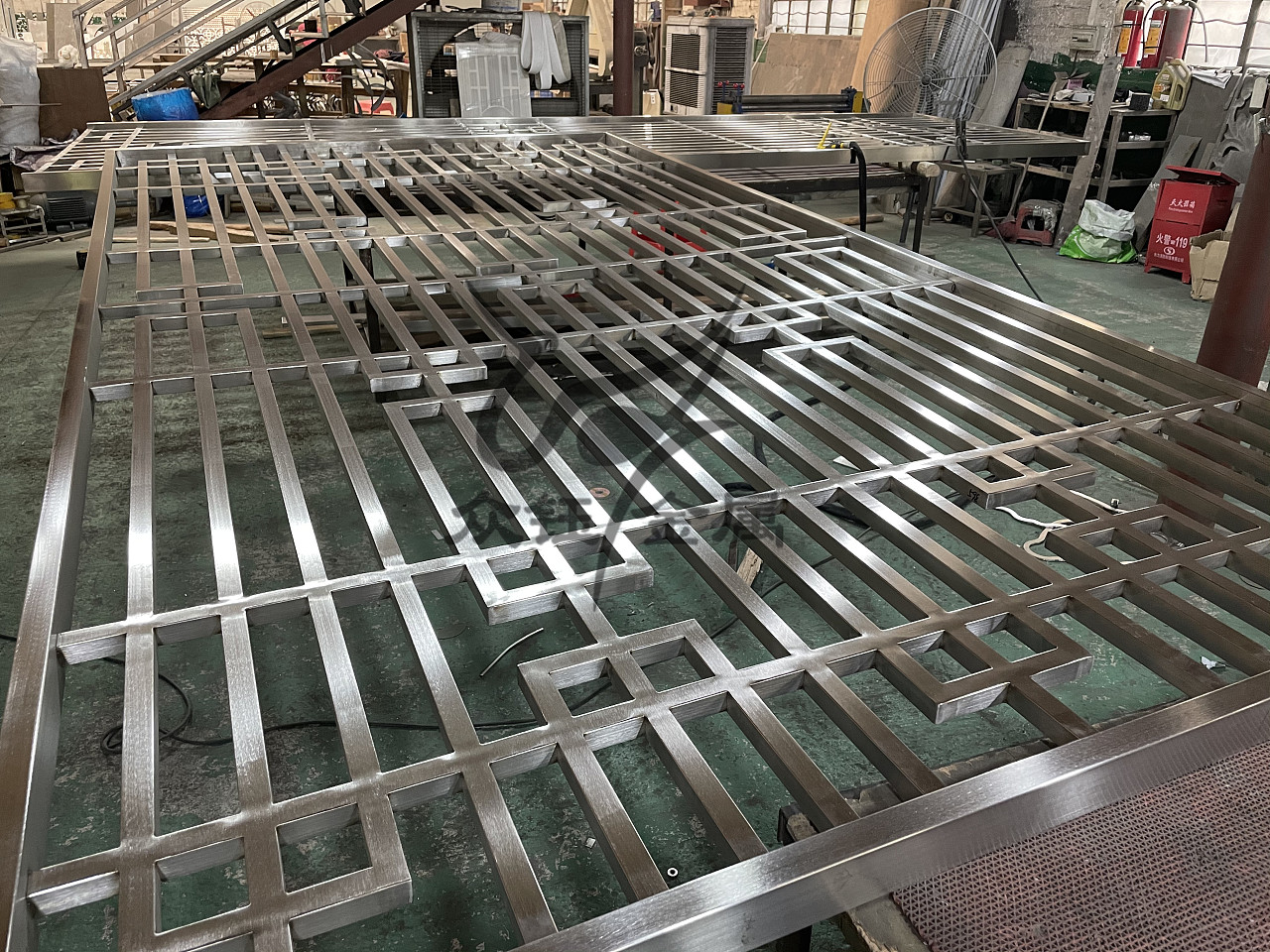 不锈钢满焊玫瑰金屏风为何比点焊要贵有什么区别