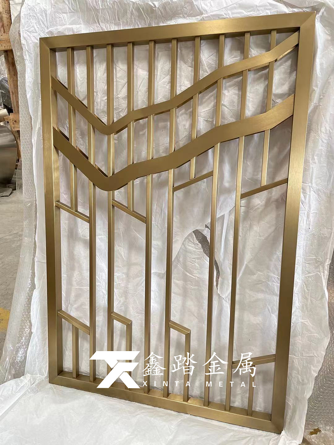 乱纹钛金实心铝板雕花中夹8mm白砂钢化玻璃隔断实拍图