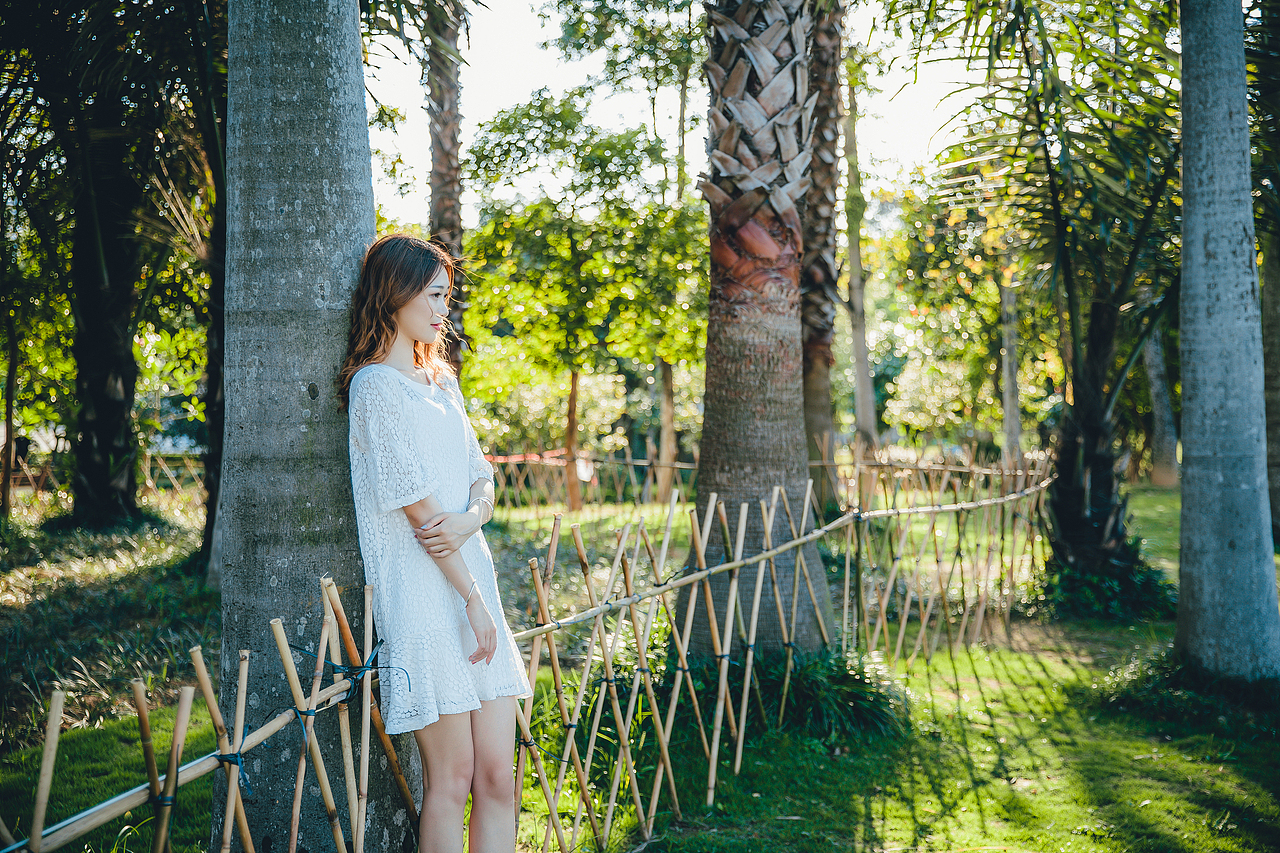 人像摄影:游乐场少女,阳光、草地、摩天轮、旋转木马