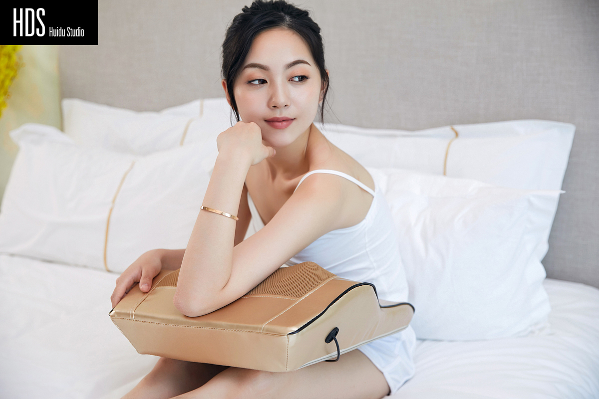 按摩枕保健产品模特拍摄