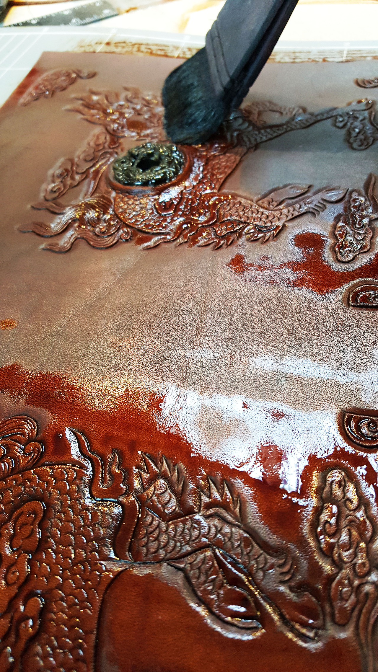 黑曜石镶嵌配雕花麒麟花纹专属定制头层牛皮笔记本