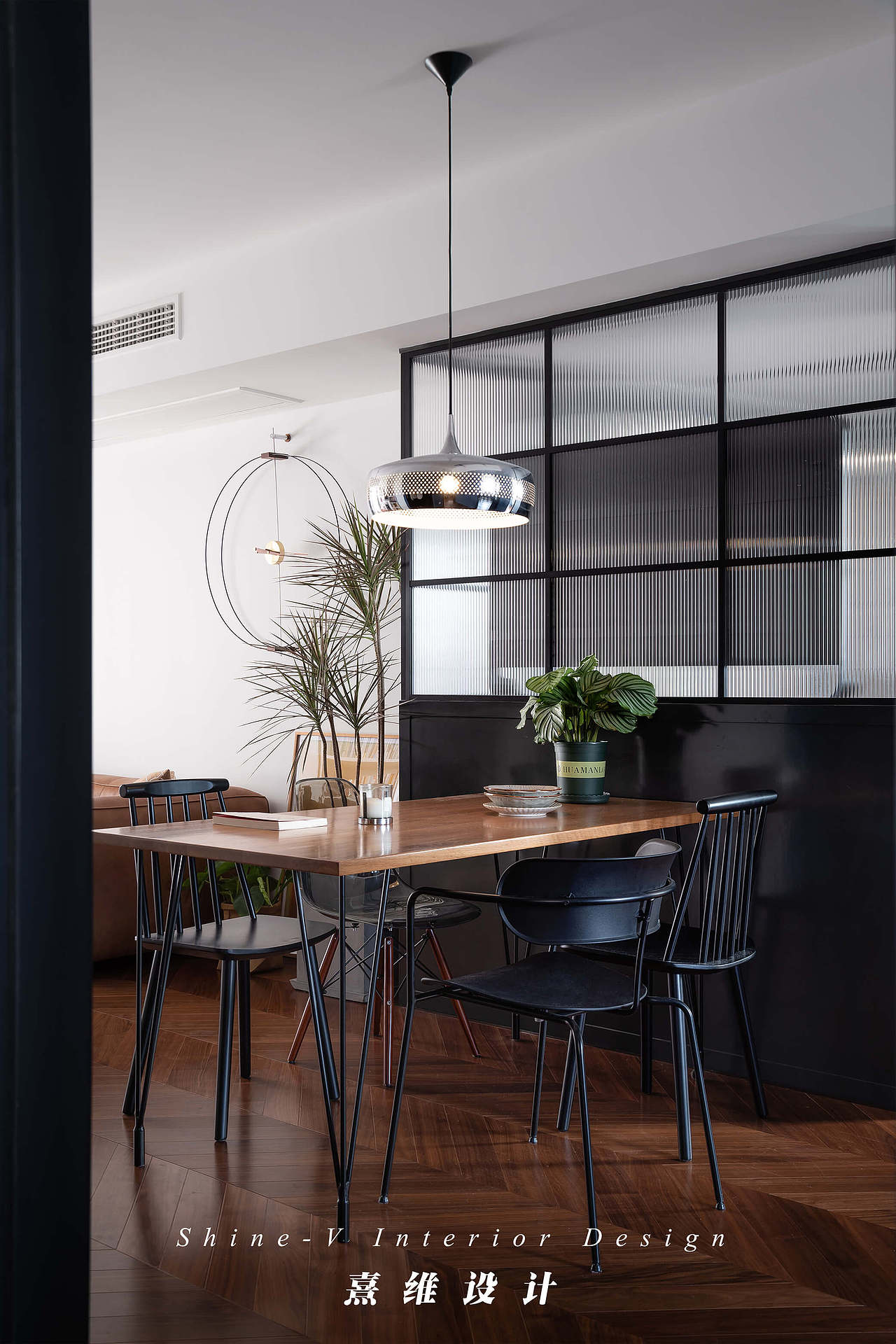 ▲延伸了的墙面不是整堵实墙,上半部分以纤细的框架与透明的长虹玻璃搭配,成为了餐厅的背景,并不邻近窗户的餐厅也像是有了窗户,而私密空间被护在了内里。