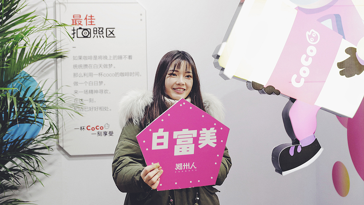 Step 3.  排队候机拍照留念 →