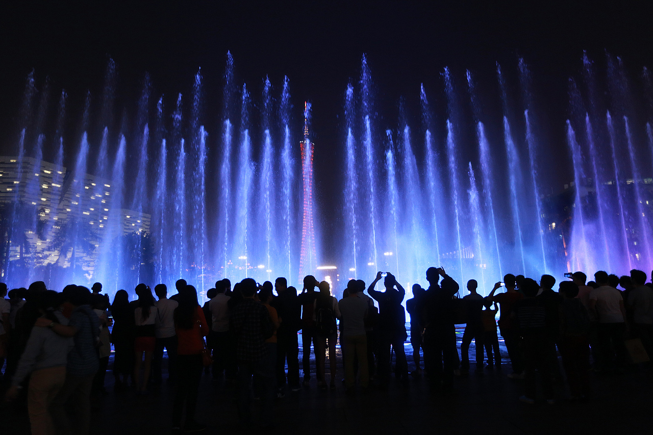 摄影师历时四年拍下“中国式围观”