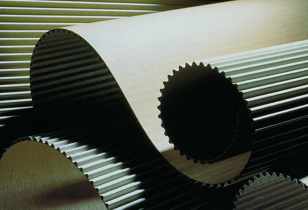 corrugated board；corrugating paperboard又称波纹纸板瓦楞纸板是一个多层的黏合体，它最少由一层波浪形芯纸夹层（俗称“坑张”、“瓦楞纸”、“瓦楞芯纸”、“瓦楞纸芯”、“瓦楞原纸”）及一层纸板（又称“箱板纸”、“箱纸板”）构成。它有很高的机械强度，能抵受搬运过程中的碰撞和摔跌。是一种常见的包装运输材料。在日常生活中的大量的快递盒大多都是由瓦楞纸制成。作为一种可回收可降解的环保材料，被越来越多的家具设计师运用到了制作家具上