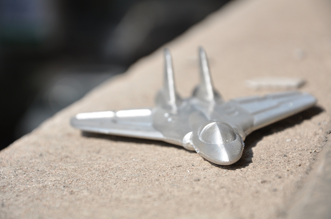 还未打磨的小灰机cnc雕刻粗品