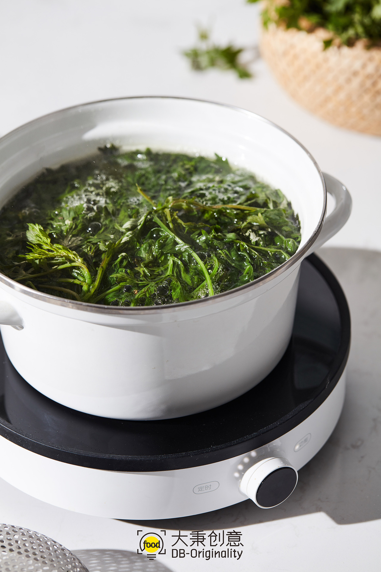 1.锅中加水煮沸,将艾草择梗、洗净后倒入锅中,烫熟捞出并放入冰水降温,然后取出攥干水分