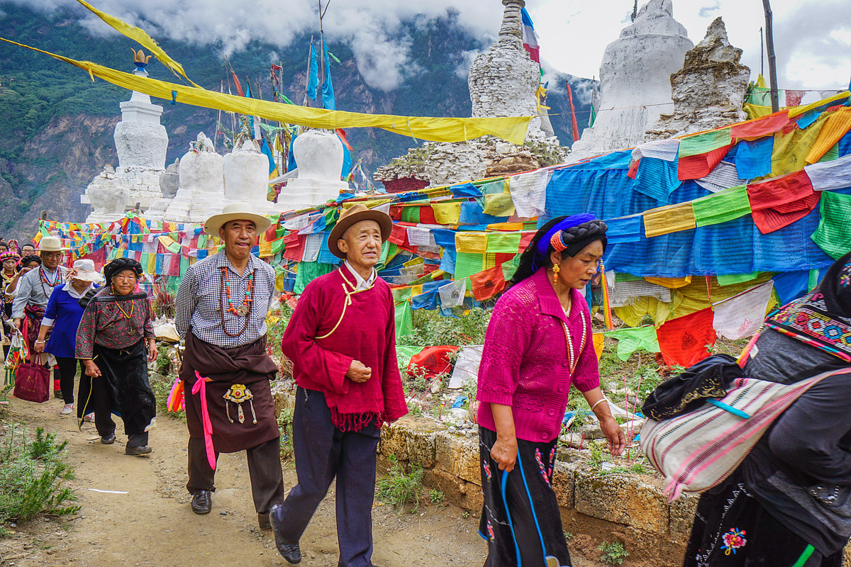 #神仙居所甲居藏寨#【转山会、跑马节】农历四月十五,是甲居藏寨的节日。附近的居民身着节日盛装,一起参加转山会和高山跑马节,也是当地民众的大联欢。