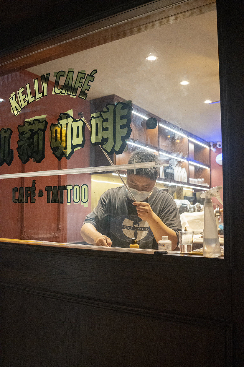 咖啡馆没有门头靠什么吸引路人?