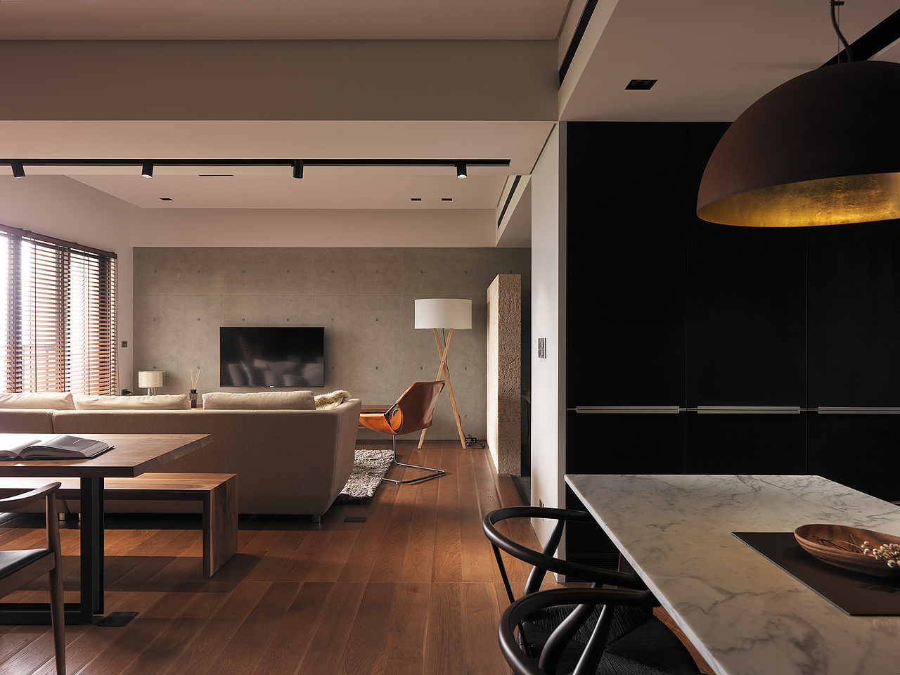 现代风格往往是通过简洁的造型修饰,打造出令人感到轻松愉悦的室内氛围。法国的一位名人曾经说过,最朴素的往往最华丽,因为过度的奢华反而会让人产生距离感。 【客厅】室内色调以黑白灰为主色调,棉麻布艺沙发上那抹清新的森林绿,让整个客厅看起来既清爽明亮又不失温度。 【餐厅】一家人围坐在温暖舒适的家里享受丰富的美食也是一件非常幸福的事情,一旁墙上色彩鲜艳的壁画搭配精致的桌椅勾勒出一幅美好温馨的生活画卷。 【卧室】卧室墙面设计的是硬包装饰,配上皮质的浅咖色以及玫瑰金色的吊灯,使整个房间充满了品质感。 【儿童房】儿童房为了营造童趣氛围,采用了各种撞色元素,让空间看起来俏皮活泼又不失格调感。 【厨房】厨房地面铺贴的则是与客厅一样的地砖,搭配上白色的铝扣板吊顶,以及金属质感的电器,从而打造出明亮大气的室内空间。