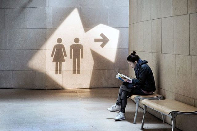 奋发设计关于洗手间公仔标识设计