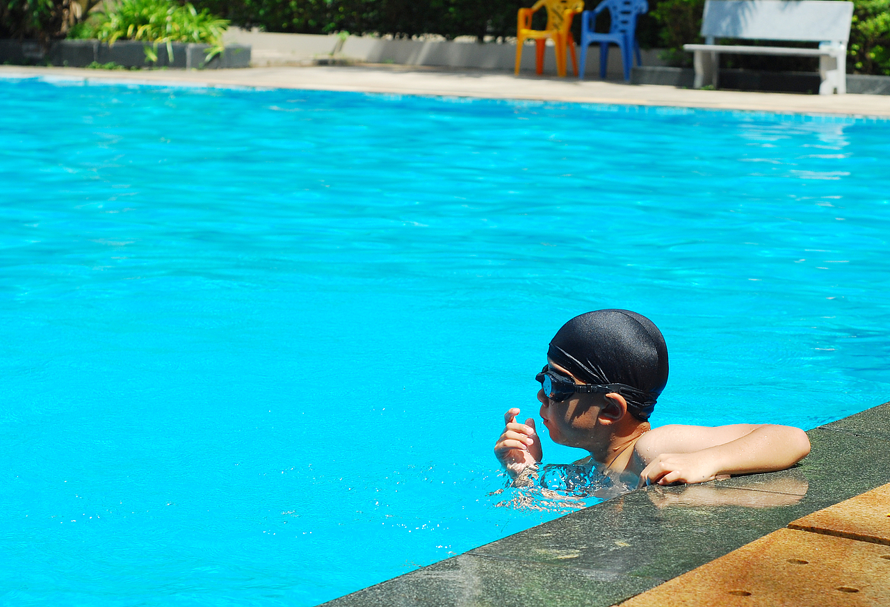 游泳赛场上的孩子们