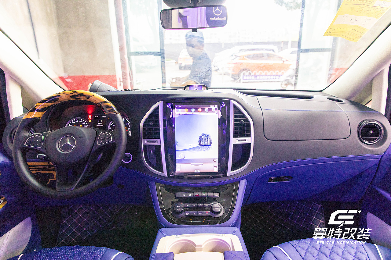 奔驰高顶威霆内饰