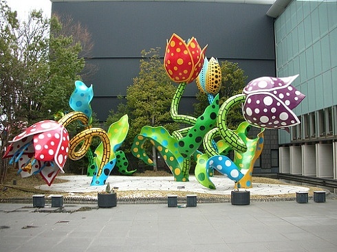 草间弥生-日本-圆点女王