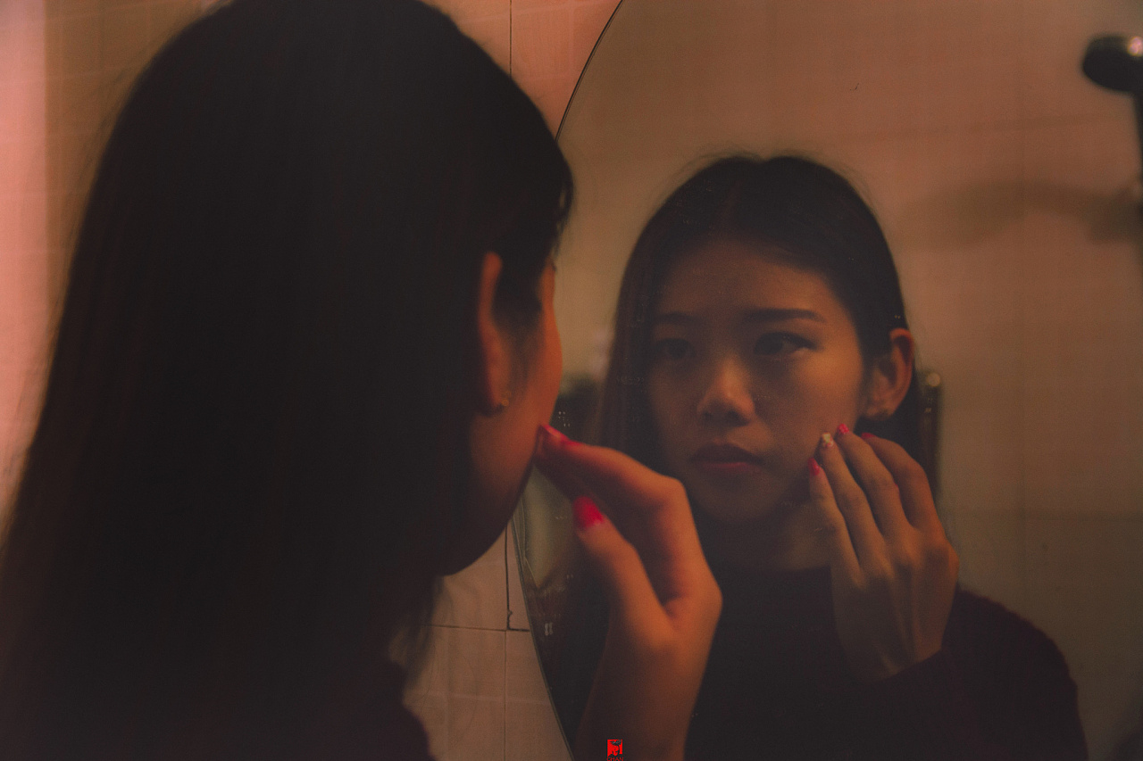 《朦》我对镜子笑 但镜子里的我没笑