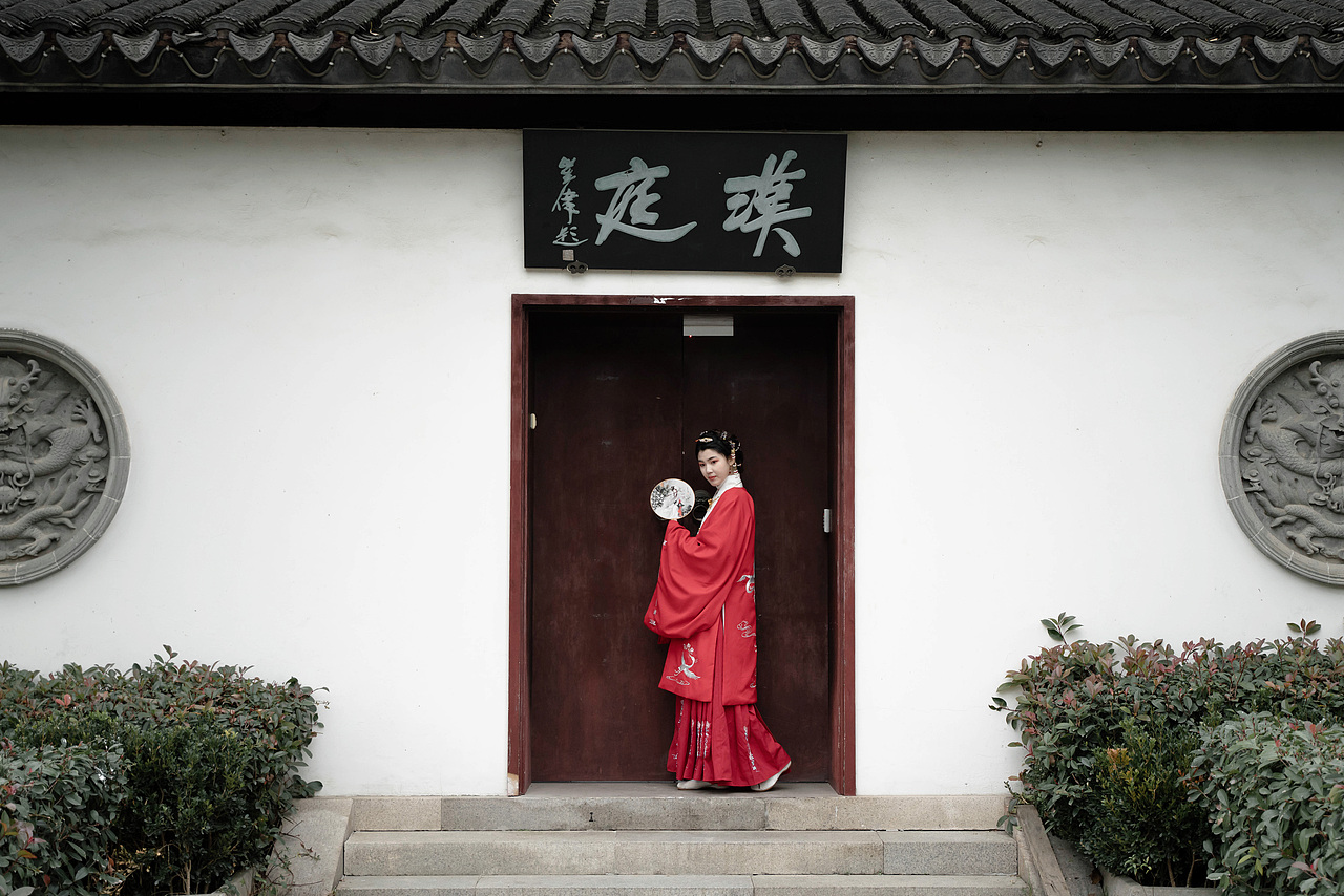 一袭红衣醉白鹭