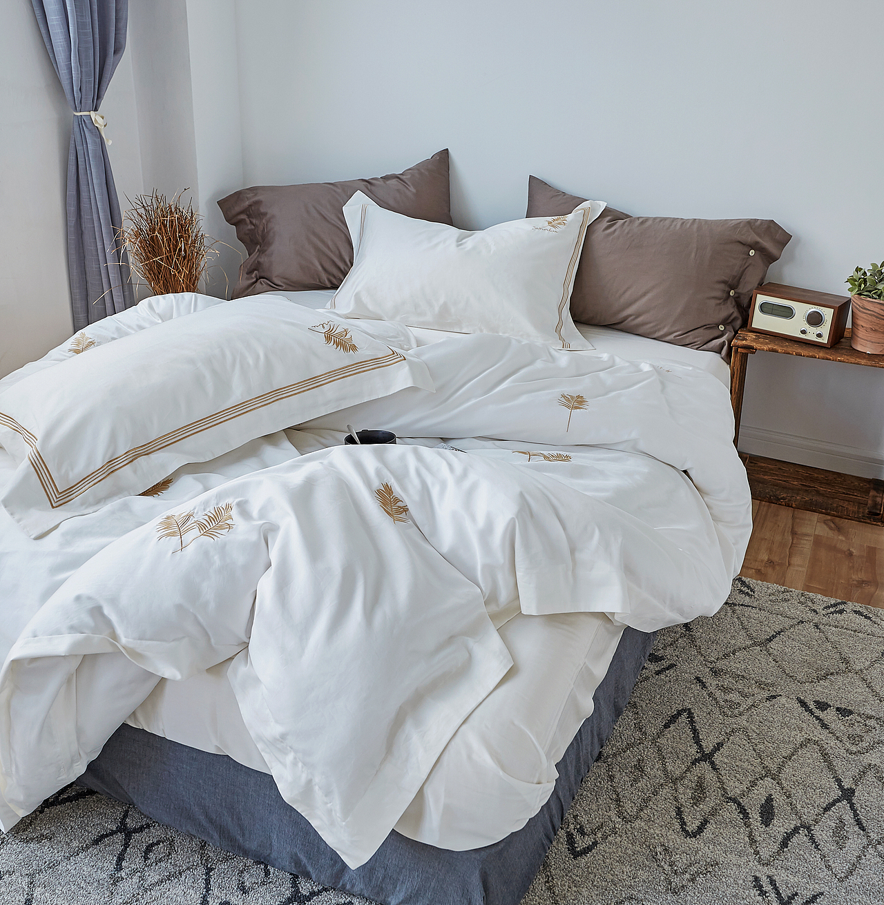 家纺家居四件套白色金叶子拍摄（图ZMTI2MzkxODcy） - 产品摄影 - 站酷设计师熊猫家纺商业摄影原创素材 - 站酷ZCOOL