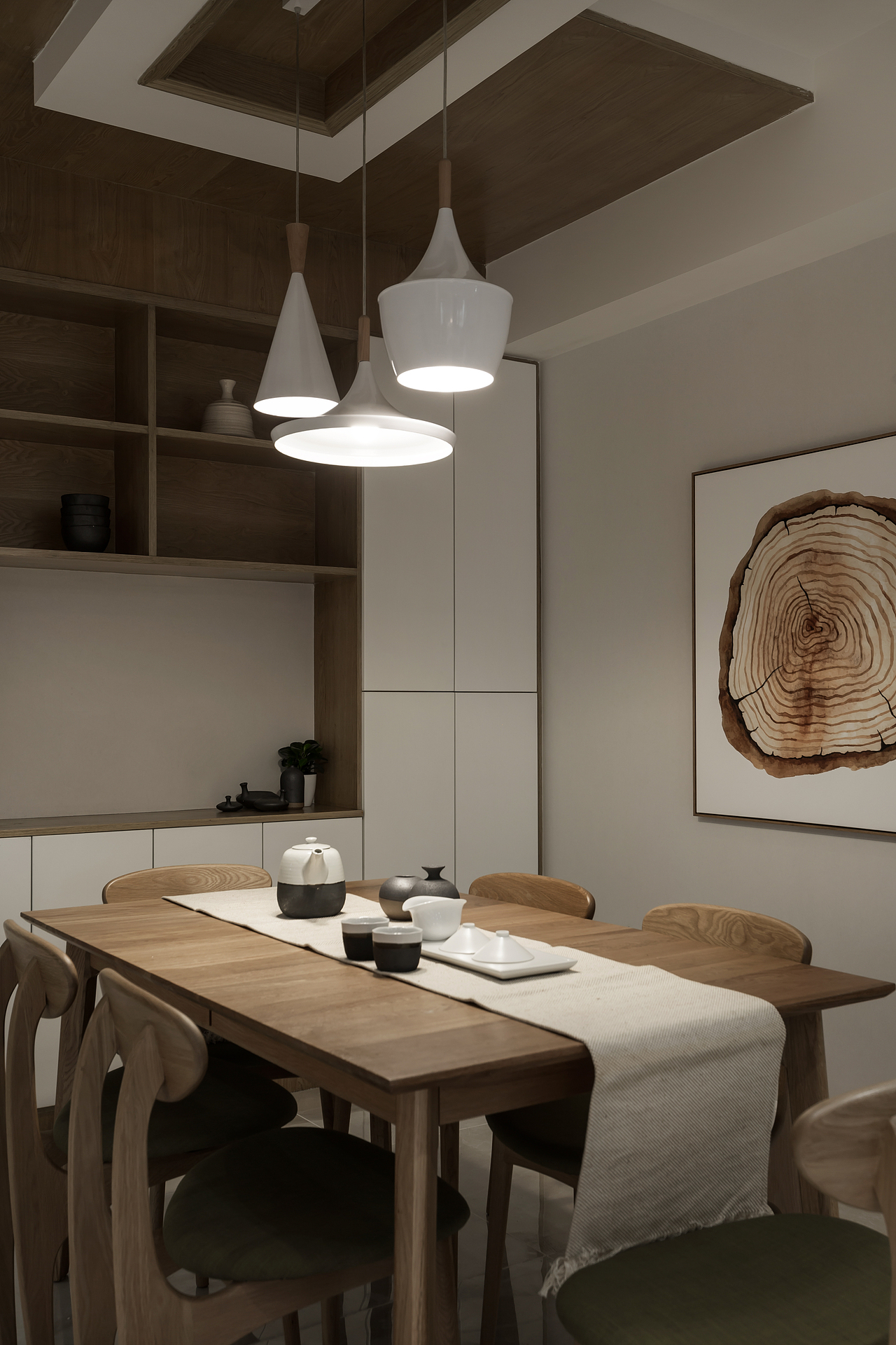 书房与客厅间采用玻璃分割出动静两块区域, 两个空间似隔非隔,若即若离之间既妥帖又满足了实用功效。家人之间虽处两个空间却能实现交流与互动,增添情感的暖意。