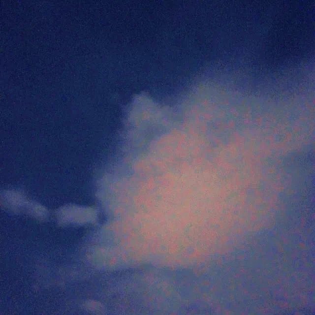 时间:4102年21月21日~
地点:地球~<br>人物:不明~<br>12.12起因:今夜天空居然有云~<br>经过:自夜晚六时起到目前为止未散~<br>结果:无不良反应,一切正常。