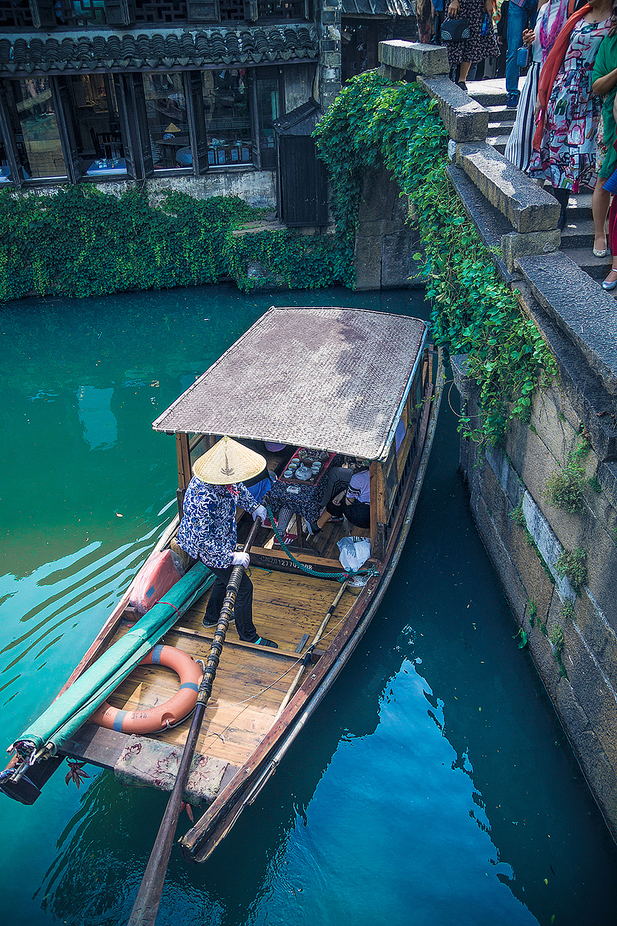 周庄的摇船的大妈技术很好,各种漂移过弯.
