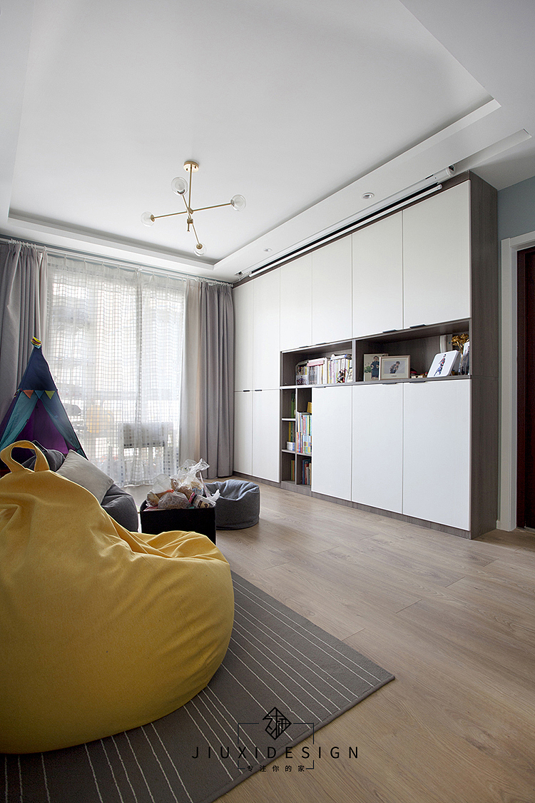 而吊在储物柜前面的4:3成像投影幕,正好适合这处3.1米跨度的客厅使用.