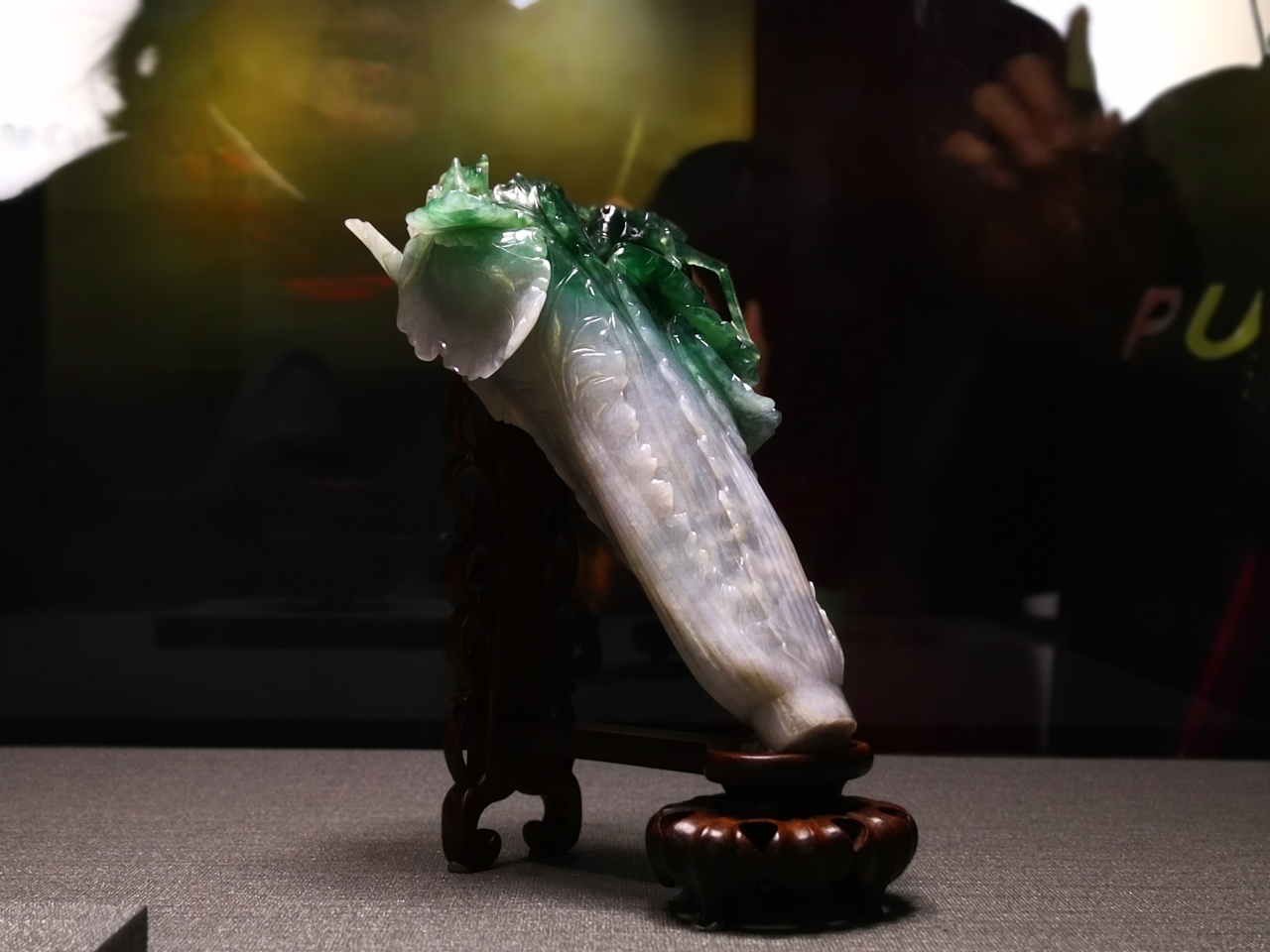 著名的翡翠白菜,虽然有名但雕工等真和北京故宫的没法比,不过还是拍了