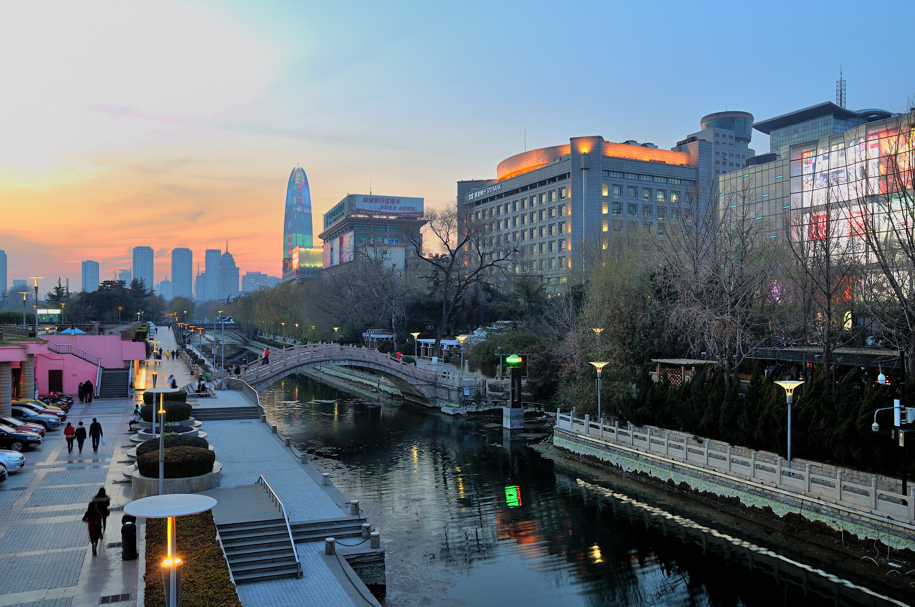 圣诞节泉城路傍黑扫街片